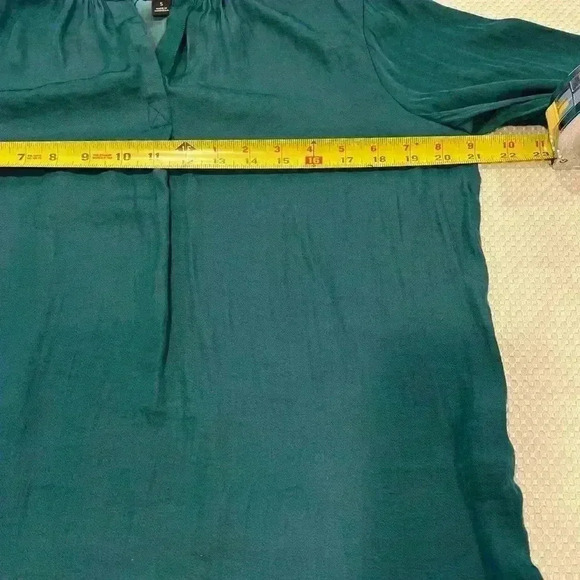 ✨SIMPLY VERA Vera Wang silky forest green blouse size small - Picture 4 of 4